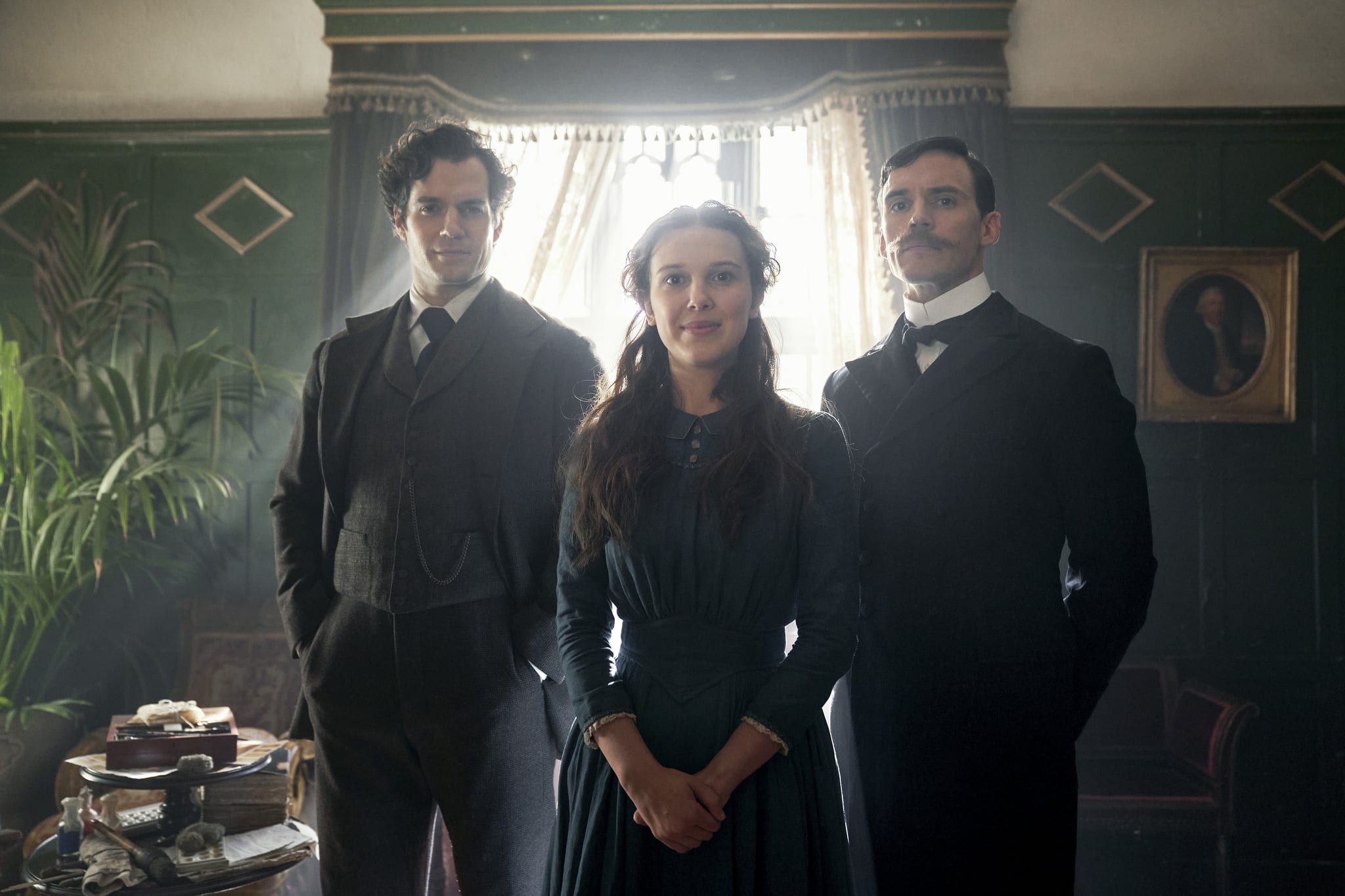 ENOLA HOLMES (L to R) HENRY CAVILL as SHERLOCK HOLMES, MILLIE BOBBY BROWN as ENOLA HOLMES, SAM CLAFLIN as MYCROFT HOLMES. Cr. ROBERT VIGLASKI /LEGENDARY ©2020