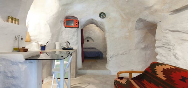 <a href="https://www.airbnb.com/rooms/490483"><b>23. Cave House - Granada, Spain</b></a>