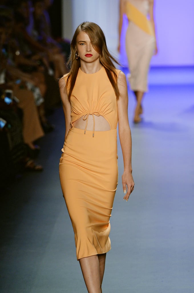 While she's grabbing dinner with friends, the singer's strong core will be on display in this Cushnie et Ochs peach frock.