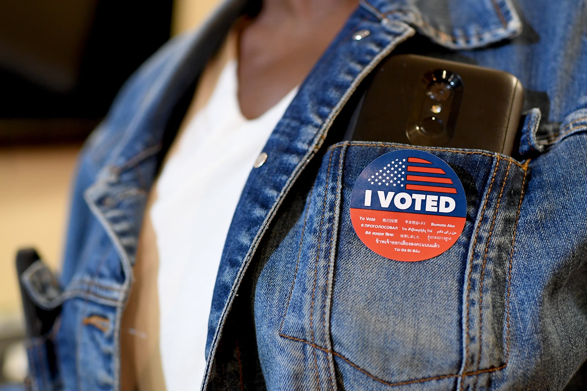 06 November 2018, US, Los Angeles: A woman wears a sticker with the inscription 