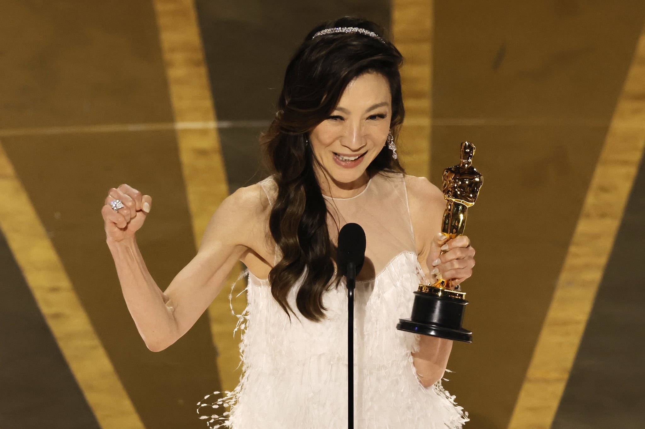 好莱坞,加州- 3月12日:杨紫琼接受了最佳女演员奖