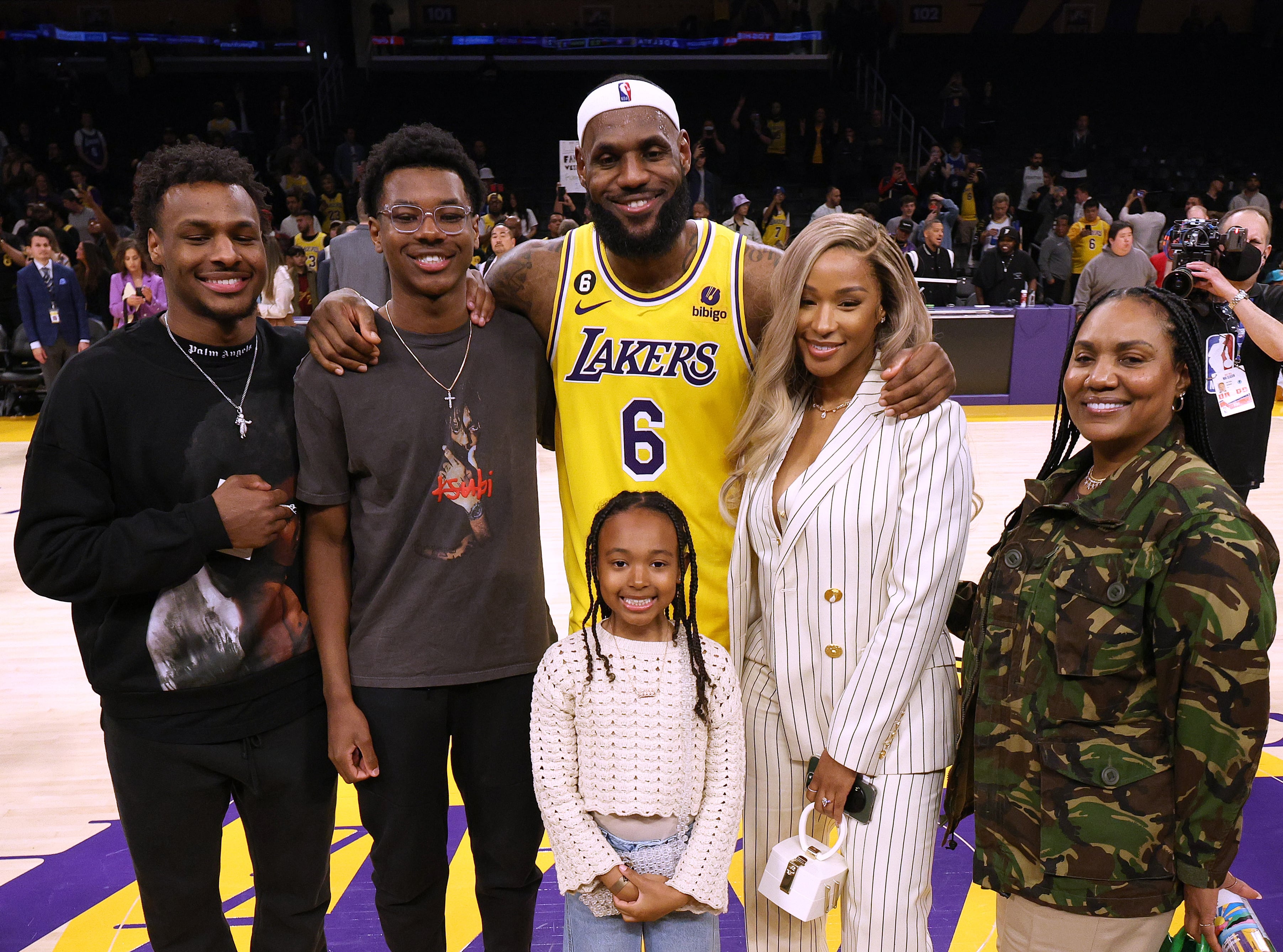 6 NBA Players' Stylish Off-Court Outfits: Lebron James, Kelly