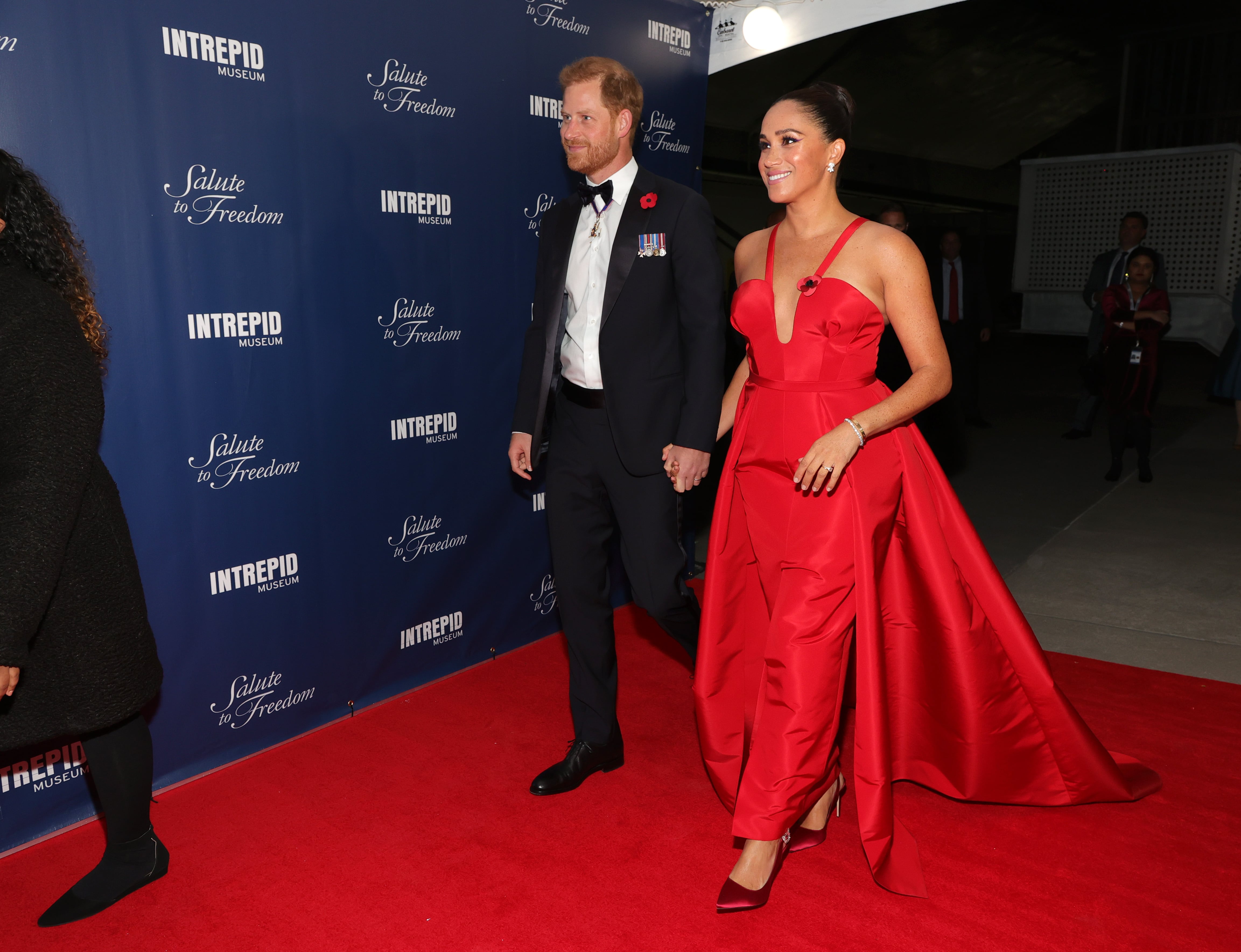 meghan markle red dress designer in Carolina Herrera at Freedom Gala Spring Affordable Amazon Wedding 2025-12 Wedding dress Size:Free Size LONG
