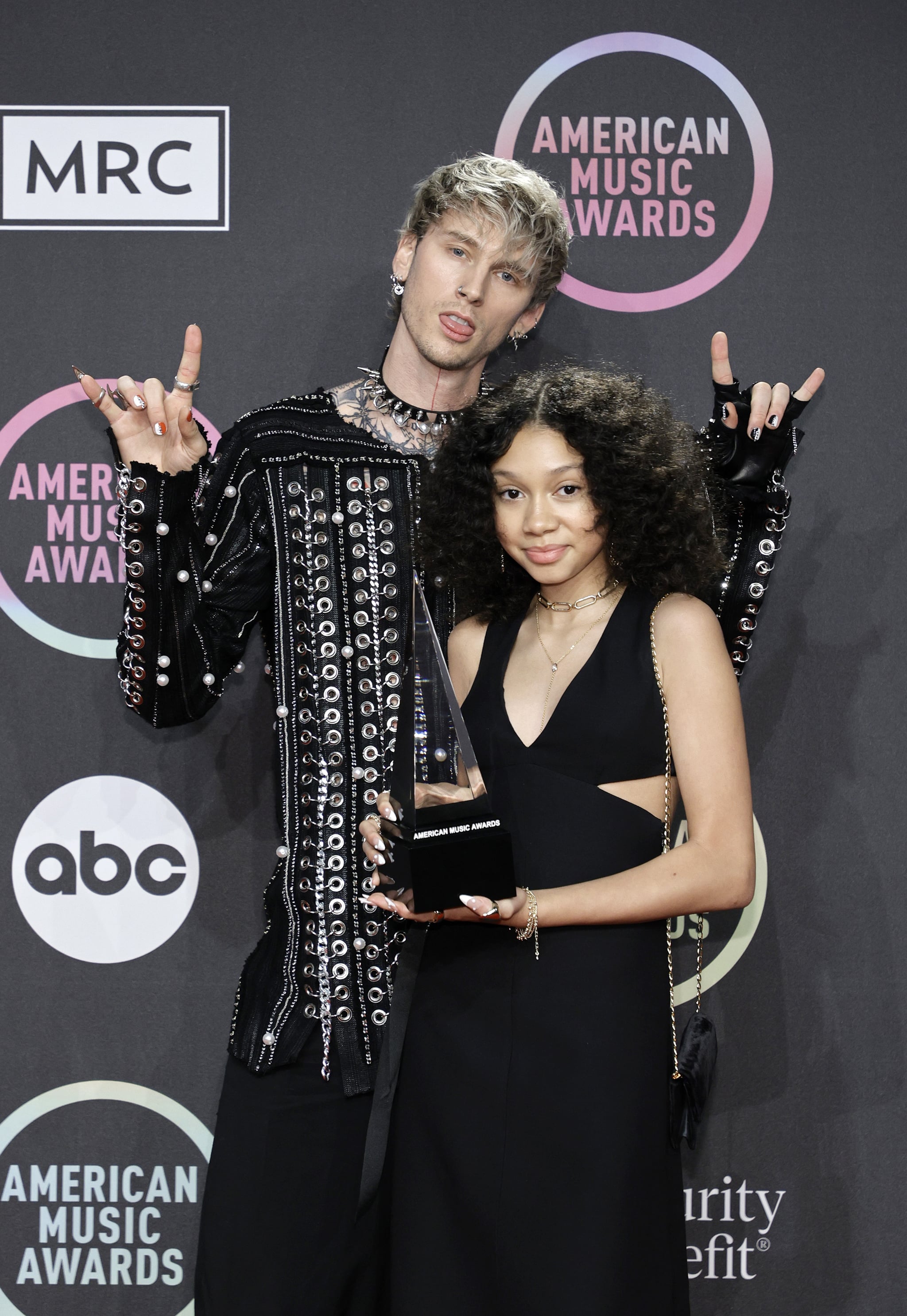 LOS ANGELES, CALIFORNIA - NOVEMBER 21: Machine Gun Kelly, winner of the Favorite Rock Artist award, poses with Casie Colson Baker in the Press Room at the 2021 American Music Awards at Microsoft Theater on November 21, 2021 in Los Angeles, California. (Photo by Amy Sussman/Getty Images)