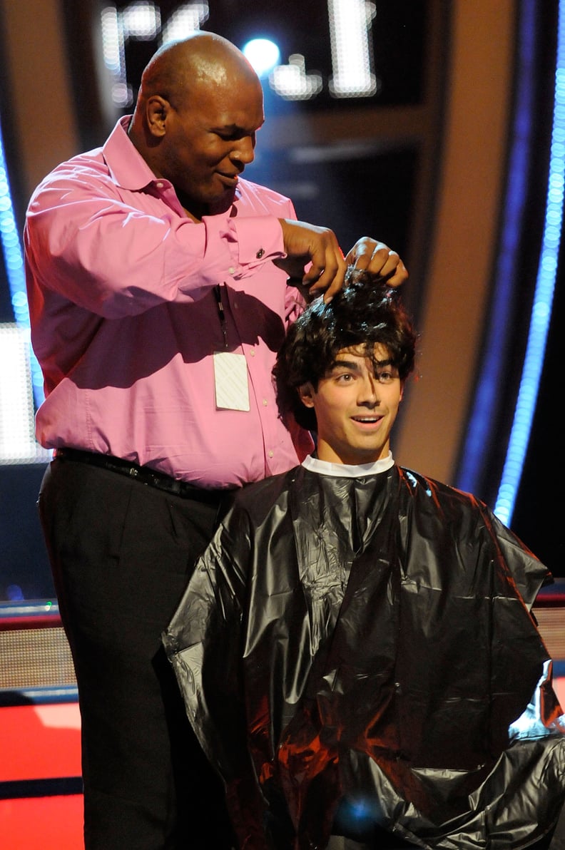 Joe Jonas Getting His Hair Cut at the Teen Choice Awards in 2009