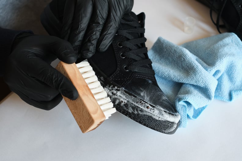 如何清洁你的鞋的鞋底吗