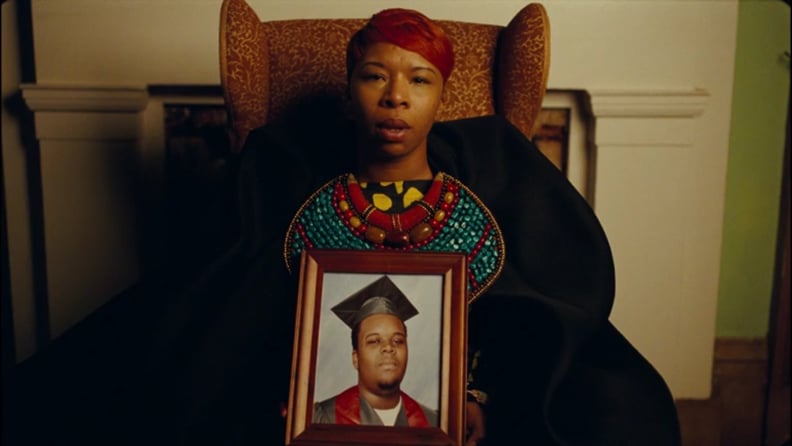 Lezley McSpadden holding a picture of Michael Brown