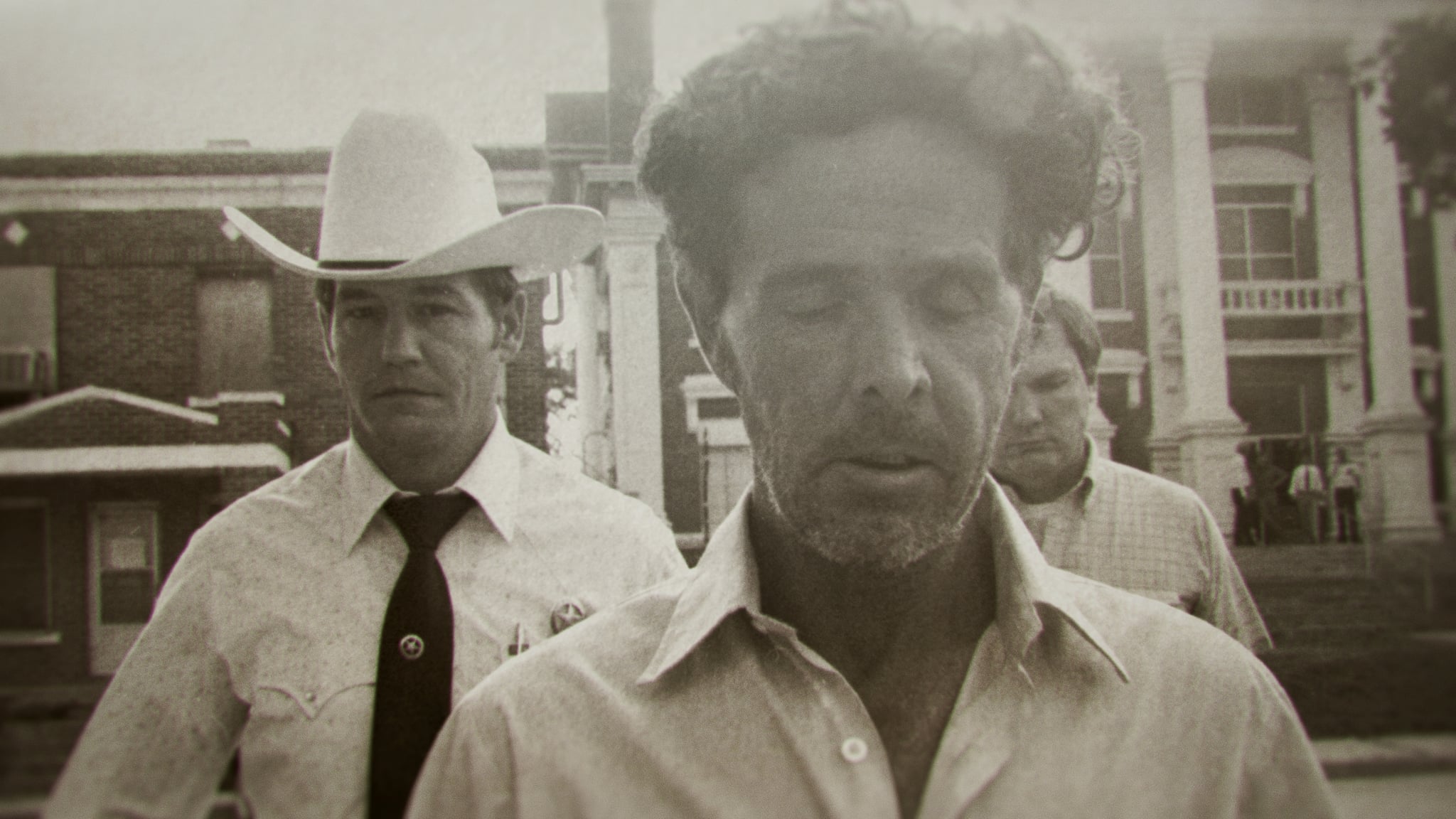 The Confession Killer — Henry Lee Lucas (centre) walking in front of Ranger Phil Ryan (left)