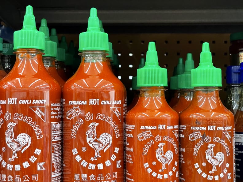华方食品瓶子Sriracha调料在Sriracha缺货时显示在超市架上