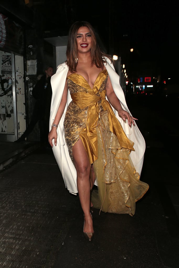 普利艳卡在伦敦的黄金亮片礼服