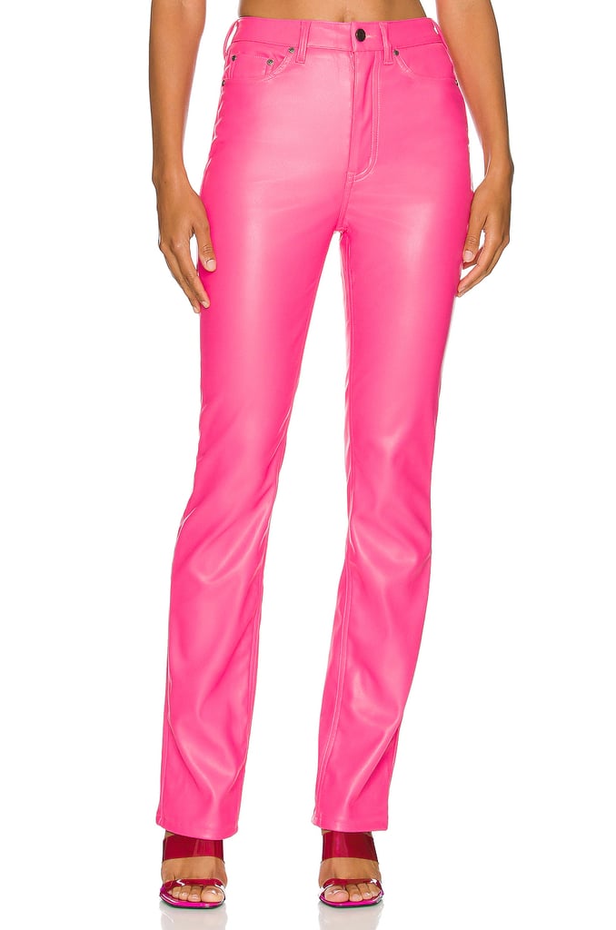 Barbiecore裤:AFRM赫斯顿素食皮革裤子
