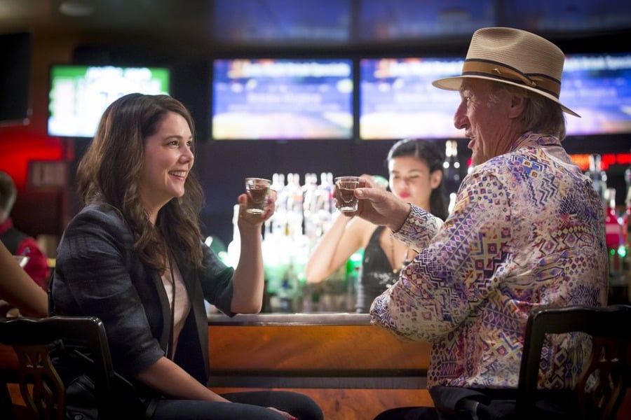 Sarah and Zeek (Craig T. Nelson) toast at a bar, presumably in Las Vegas.