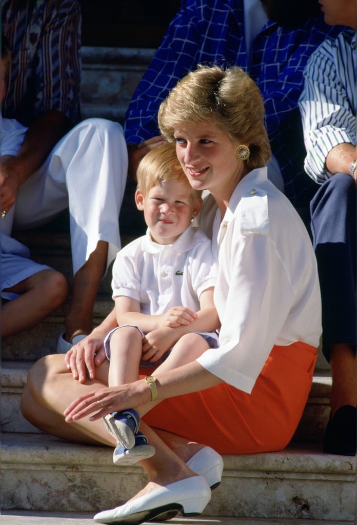 1988年8月,哈里王子坐在妈妈抱他在膝上准备photocall在西班牙。