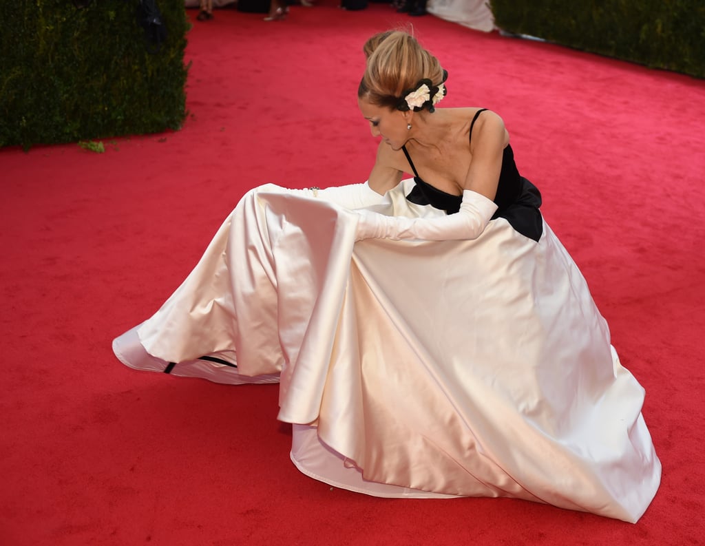 Sarah Jessica Parker was a one-woman wrangler show in her Oscar de la Renta gown in 2014.