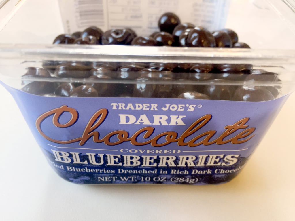 商人乔的黑巧克力覆盖蓝莓