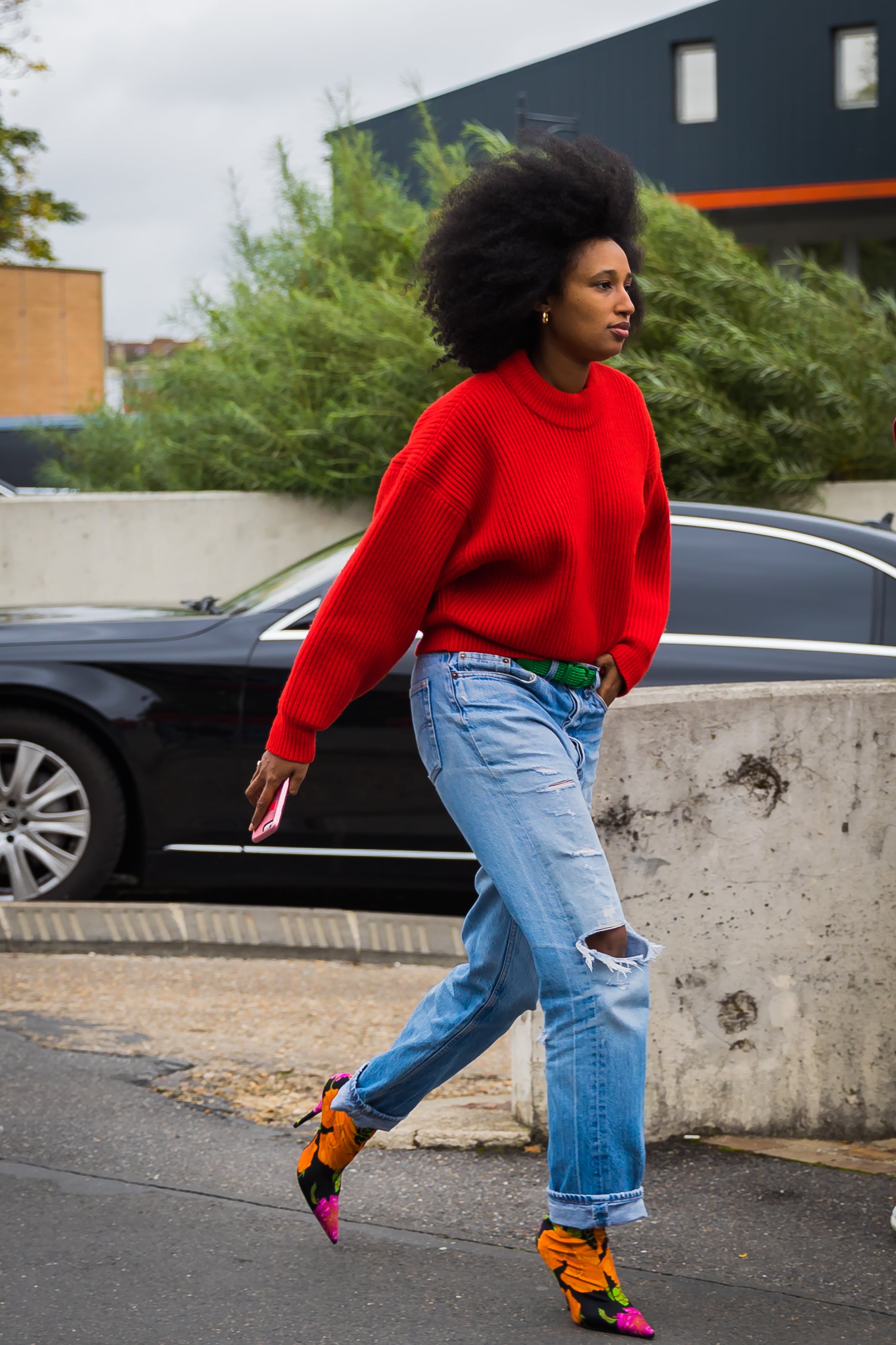 Red mom jeans outfit hot sale