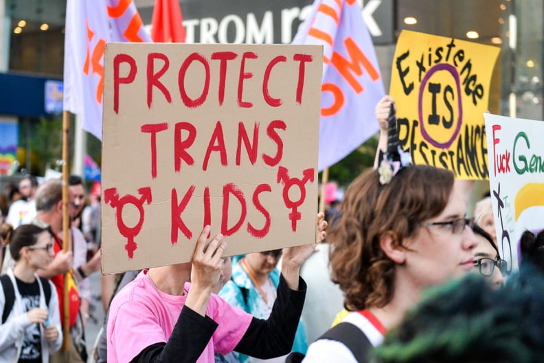 海报说反式3月期间保护变性人的孩子