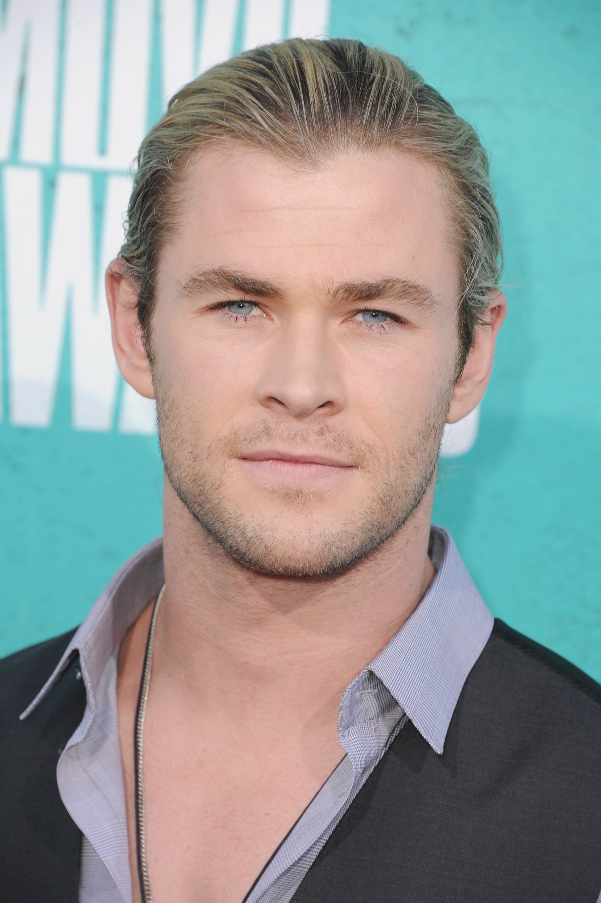 chris hemsworth flashed his blue eyes for the cameras at the mtv all the pictures from the mtv movie awards popsugar celebrity photo 14 chris hemsworth flashed his blue eyes