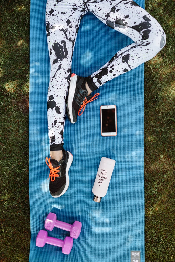 哑铃健身壁纸:瑜伽垫,水瓶