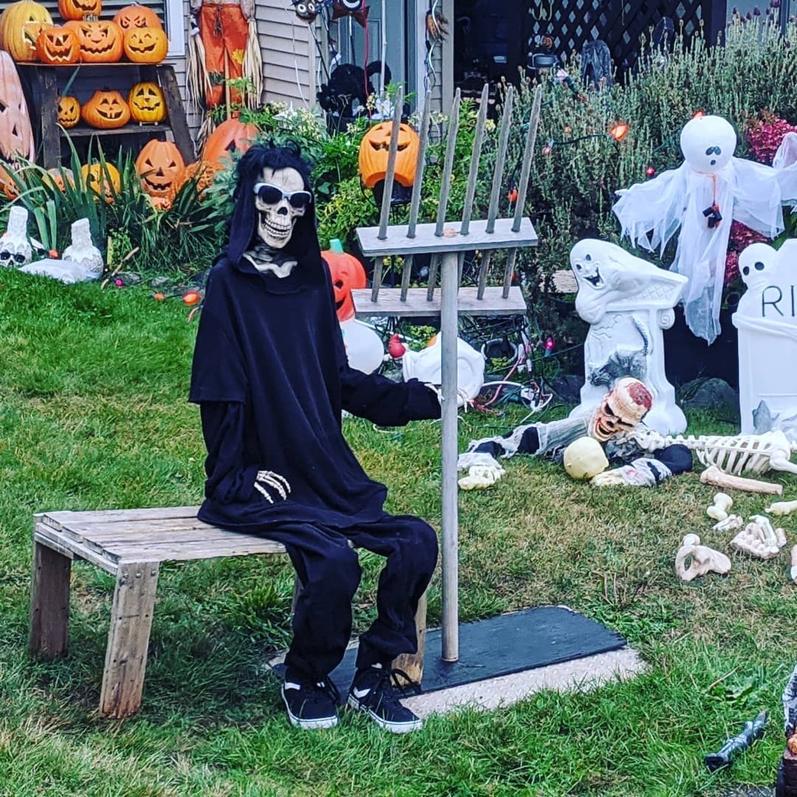This Guy's Schitt's Creek Halloween Decorations Are Amazing POPSUGAR Home