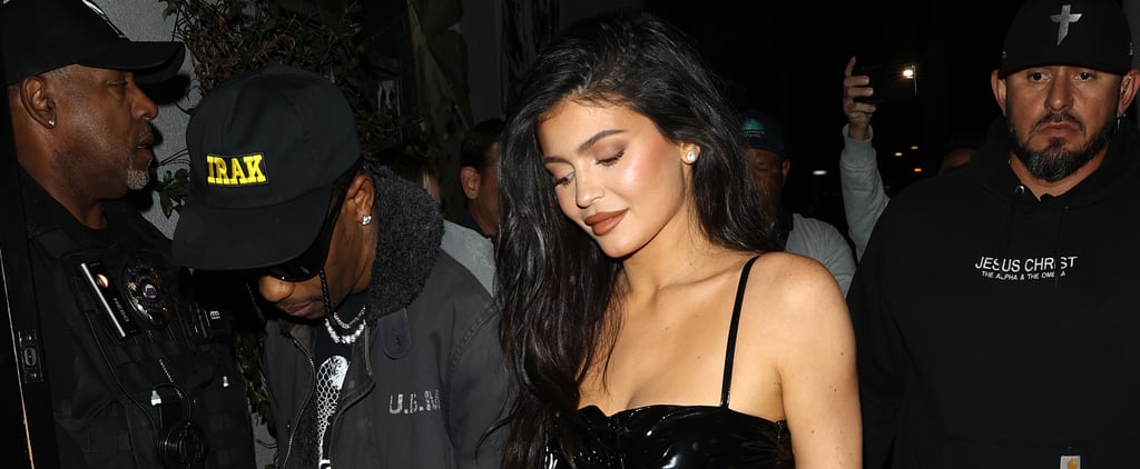 Kylie Jenner穿黑色漆皮蓝色套装