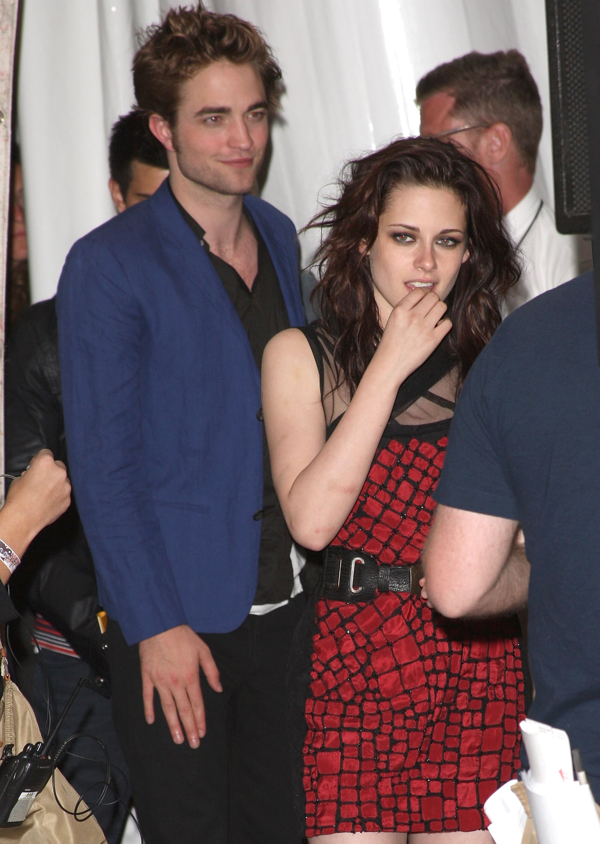 PopsugarCelebrityTwilightPhotos of Robert Pattinson, Kristen Stewart, Taylor Lautner, Cameron Diaz, Ben Stiller, Zac Efron at 2009 MTV Movie AwardsTwilight Stars and Winners Celebrate Their Golden PopcornJune 1, 2009 by Celebrity0 SharesChat with us on Facebook Messenger. Learn what's trending across POPSUGAR.The winners of the night crowded into the press room at the MTV Movie Awards last night in LA. The Twilight cast was the main attraction at the entertaining show, and they all happily posed with their golden popcorn. Kristen was all smiles, sandwiched between Taylor Lautner and fellow best kiss winnerRobert Pattinson after the three introduced the exclusive New Moon preview. Zac Efron's acceptance speech was a little awkward after the way it was presented, but he looked perfectly happy with his prize backstage. Cam Gigandet and Ben Stiller also posed with their bounty, while Cameron Diaz stuck with her young costars. Congrats again to all the winners and keep the fun going by voting on how you think Andy - 웹