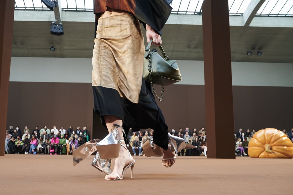 卢安克的银色蝴蝶结高跟鞋在它的2022年秋季时装秀