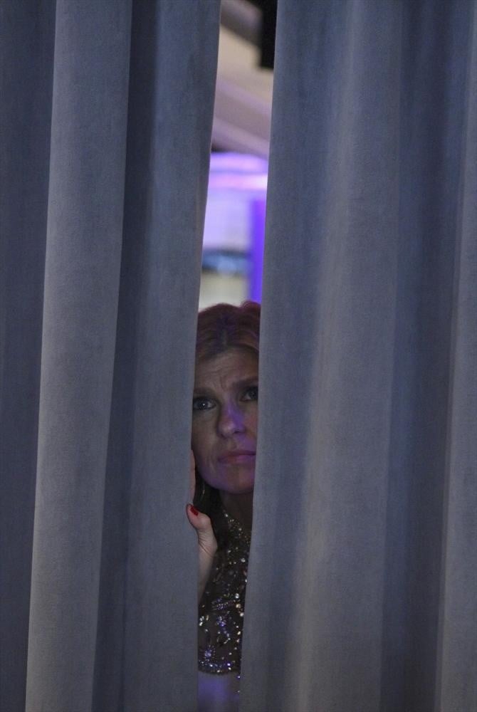 Then, Rayna (Connie Britton) takes a peek.
