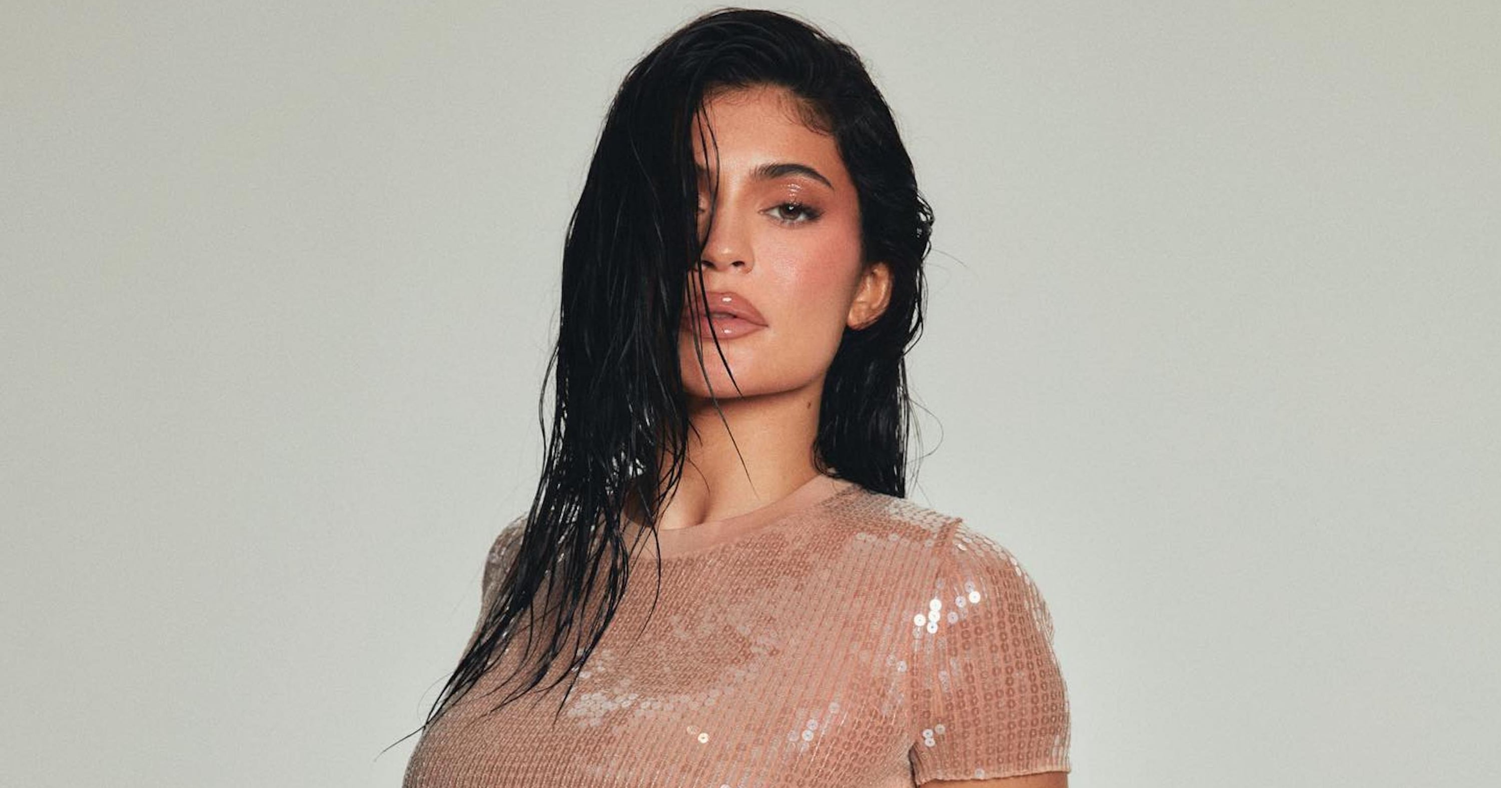 Kylie Jenner Went Makeup-Free While Wearing a Metallic Pink Upside