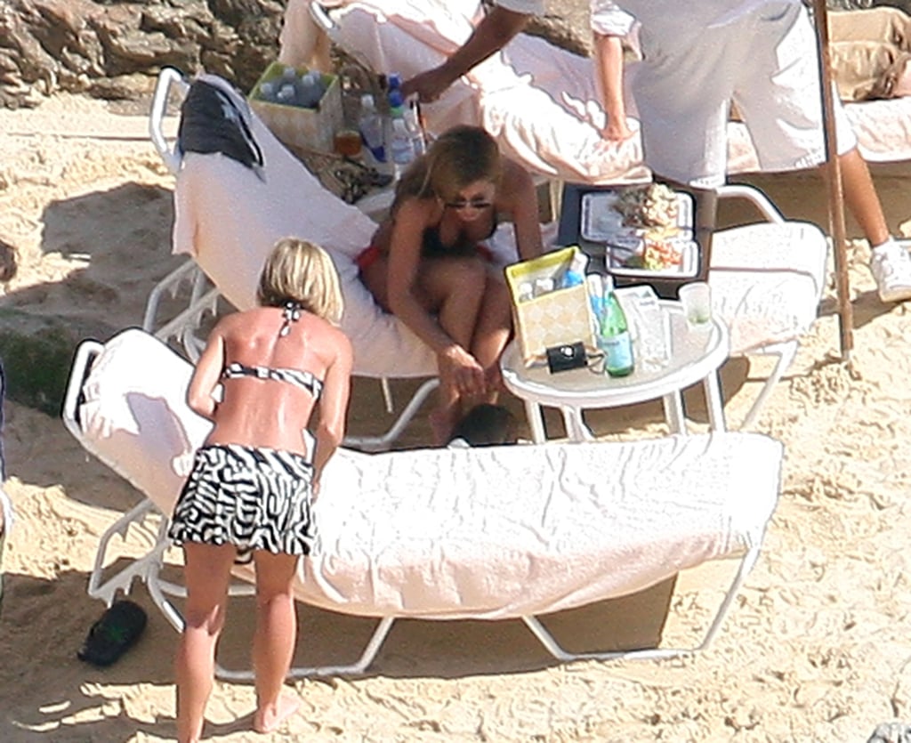 Jennifer Aniston Hot in a Bikini