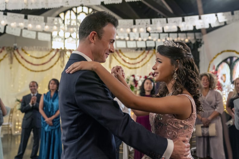 CHRISTMAS WITH YOU, from left: Freddie Prinze Jr., Deja Monique Cruz, 2022. ph: Jessica Kourkounis / Netflix / Courtesy Everett Collection