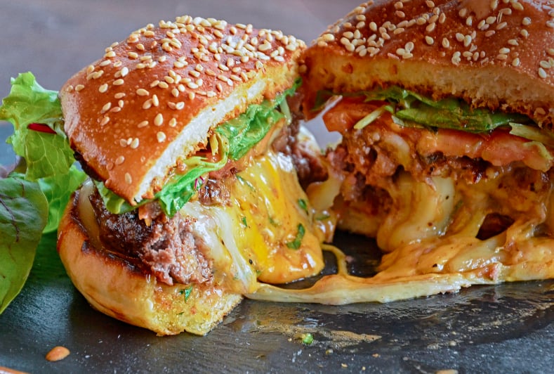 برغر Big Smoke Burger بالجبن المدخ ن Popsugar Middle East Food