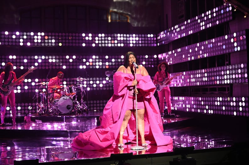 Lizzo粉红色超短连衣裙和角“SNL”