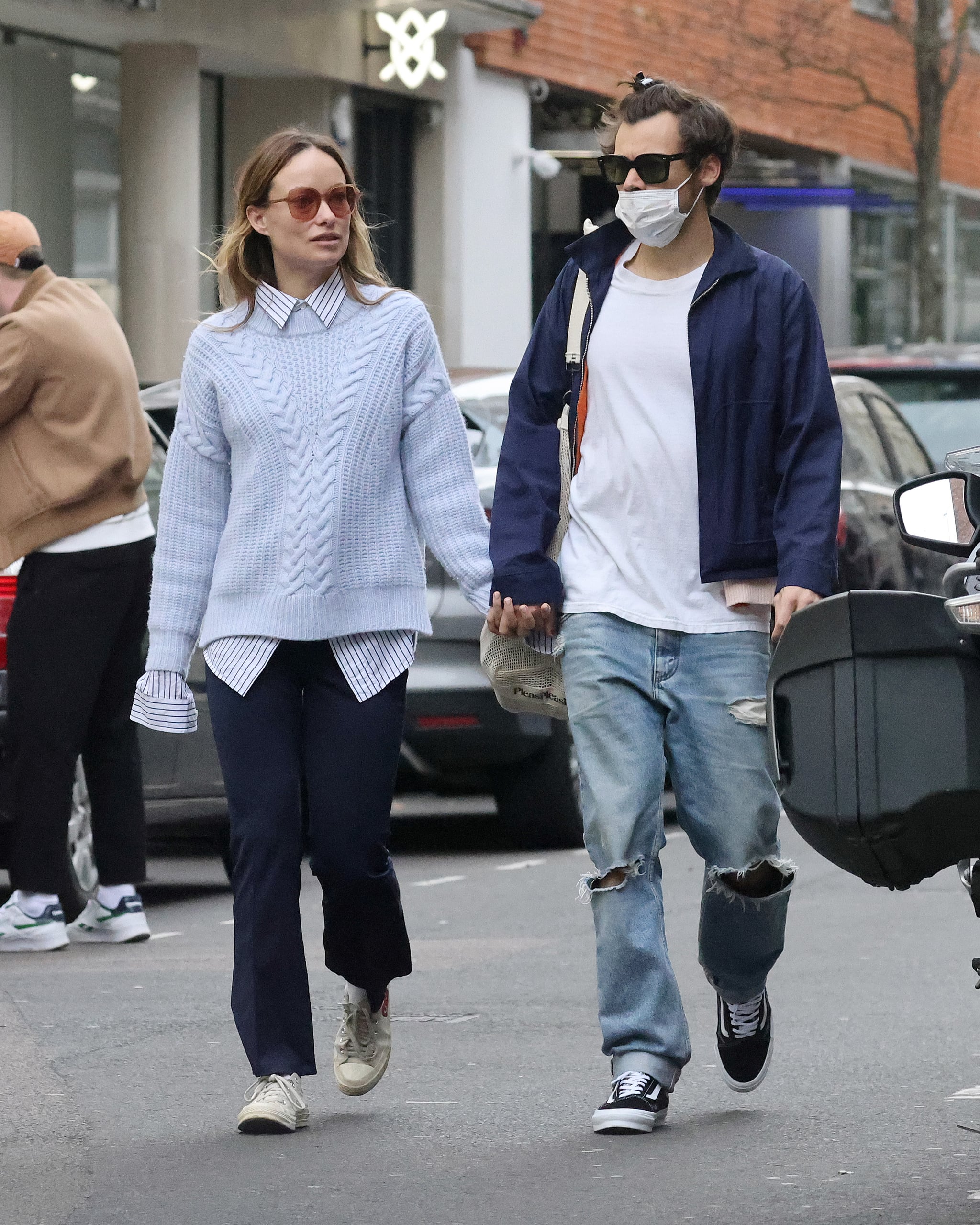 LONDON, ENGLAND - MARCH 15: Harry Styles and Olivia Wilde are seen in Soho on March 15, 2022 in London, England. (Photo by Neil Mockford/GC Images)