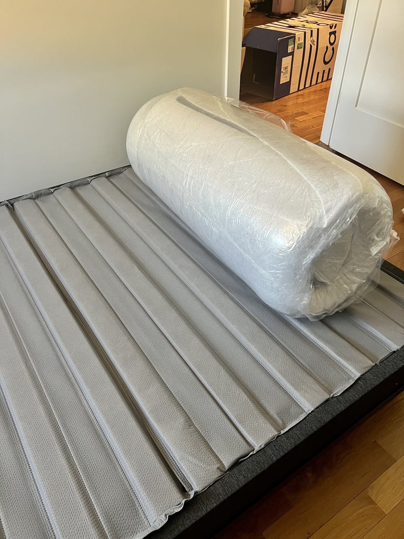 卡斯珀床垫真空密封在床架上。