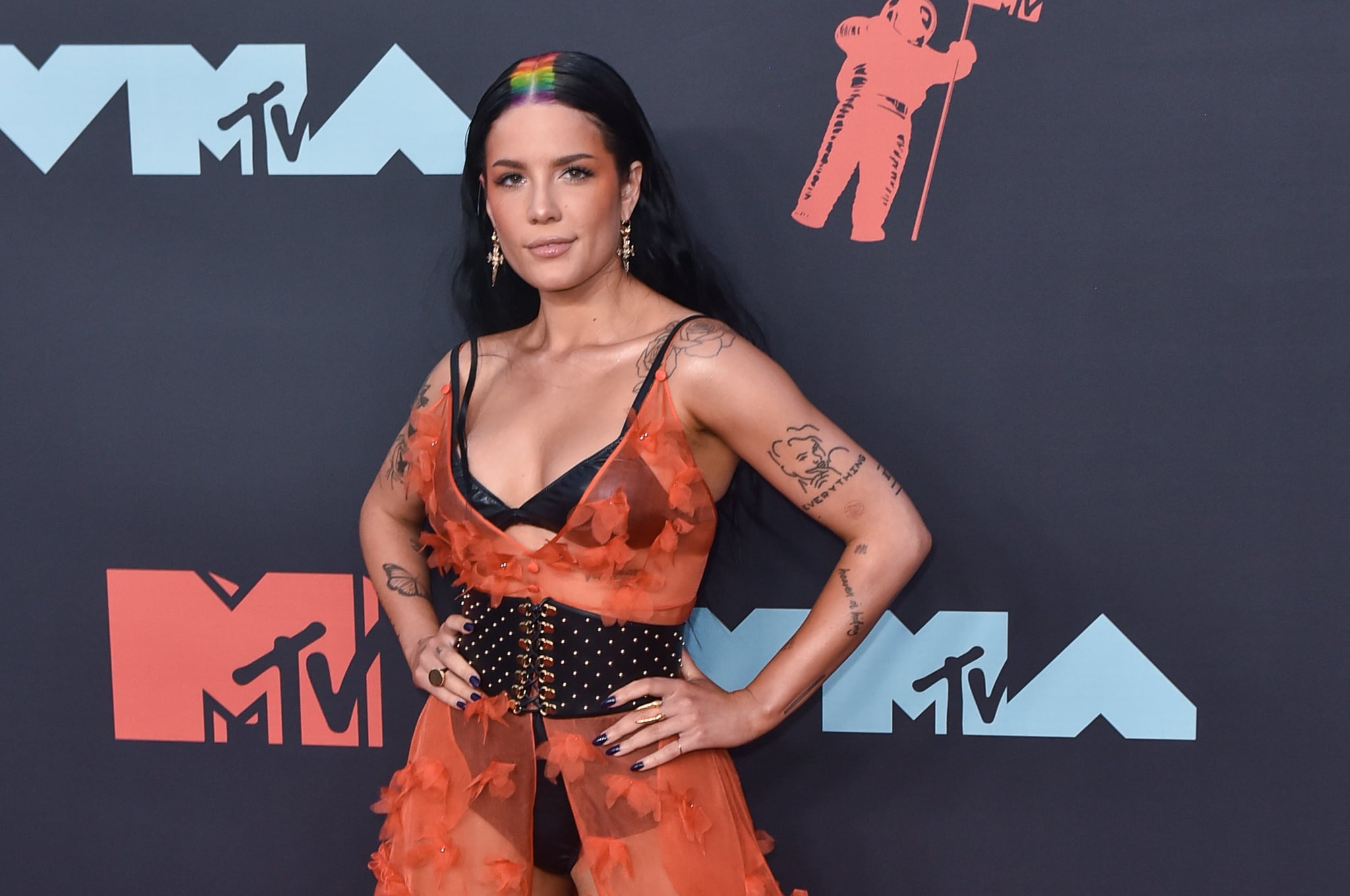 NEWARK, NEW JERSEY - AUGUST 26: Halsey attends the 2019 MTV Video Music Awards red carpet at Prudential Centre on August 26, 2019 in Newark, New Jersey. (Photo by Aaron J. Thornton/Getty Images)