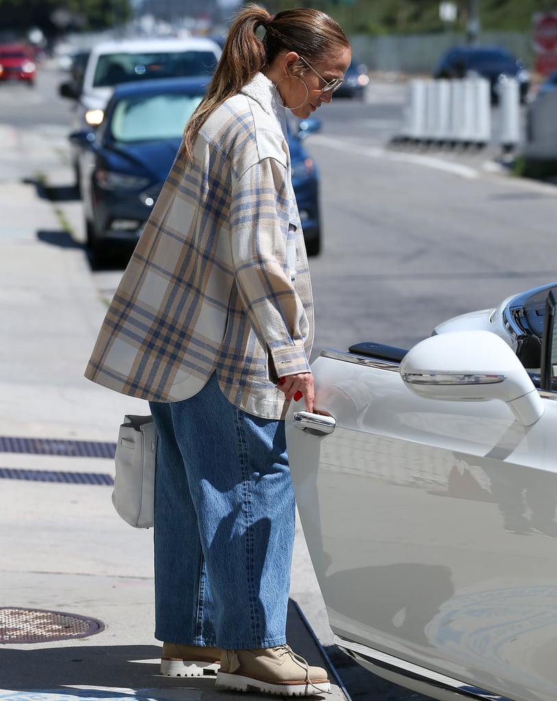 J Lo的格子教练夹克,宽松的牛仔裤