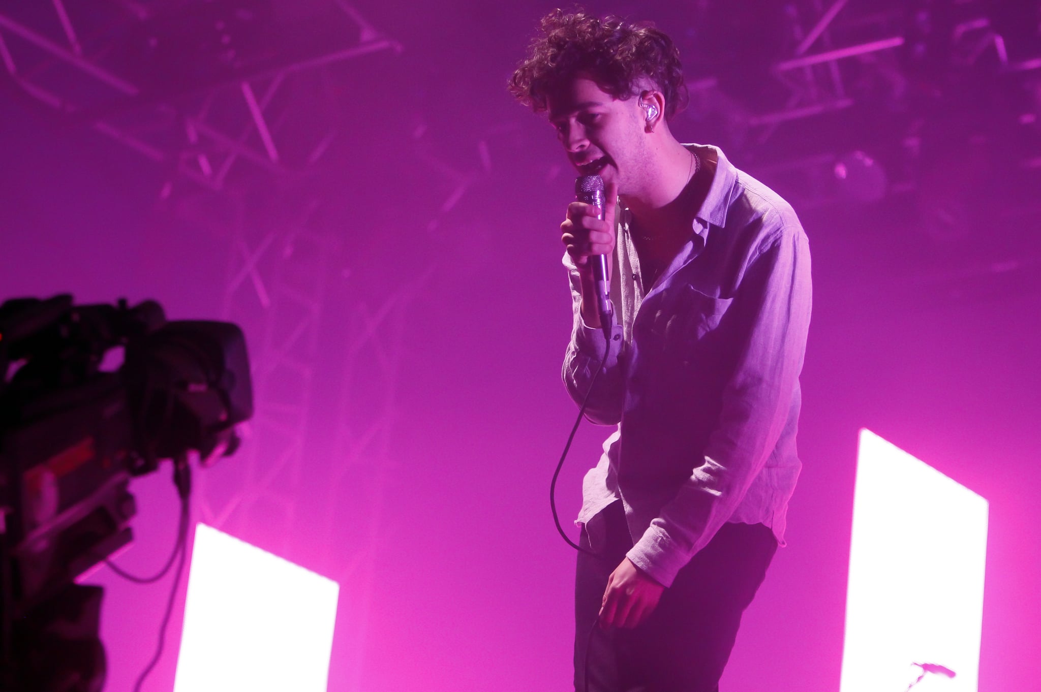 READING, ENGLAND - AUGUST 28:  Matthew Healy of The 1975 performs on Day 3 of Reading Festival at Richfield Avenue on August 28, 2016 in Reading, England.  (Photo by Chiaki Nozu/Getty Images)