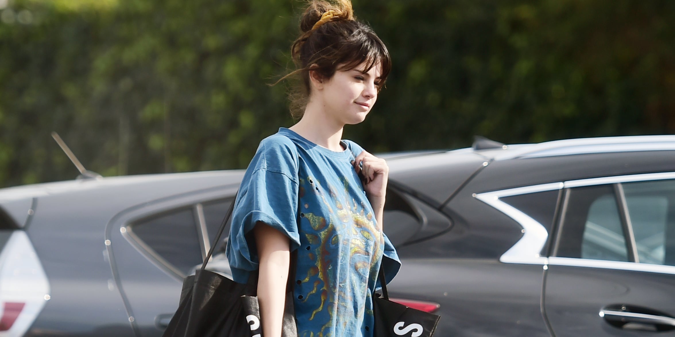 Selena Gomez - Shopping at Urban Outfitters in Los Angeles 12/18