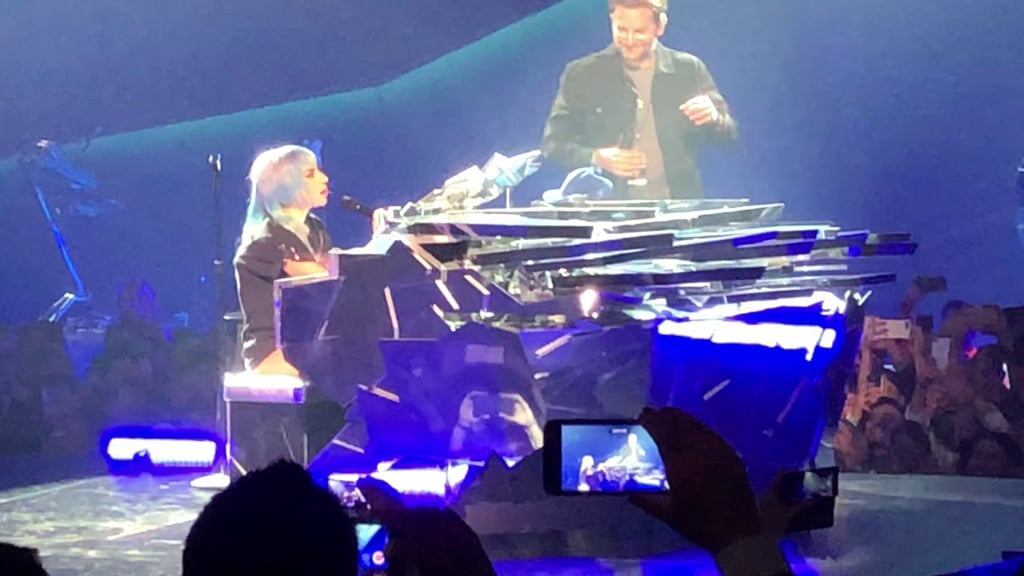 Lady Gaga, Bradley Cooper - Shallow (Live in Las Vegas)