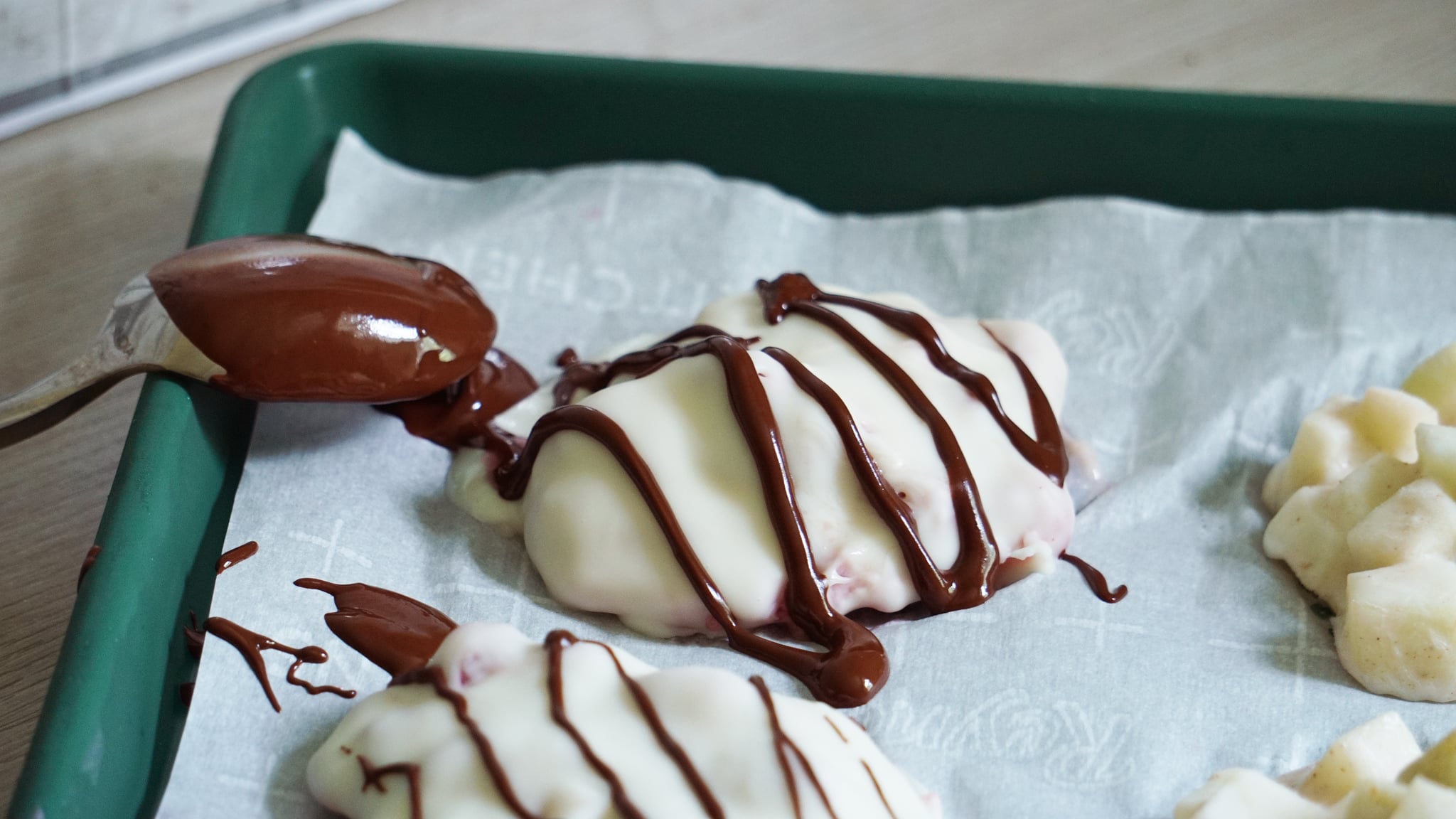chocolate-covered strawberry yoghurt clusters and peanut butter apple yoghurt clusters: drizzling with chocolate