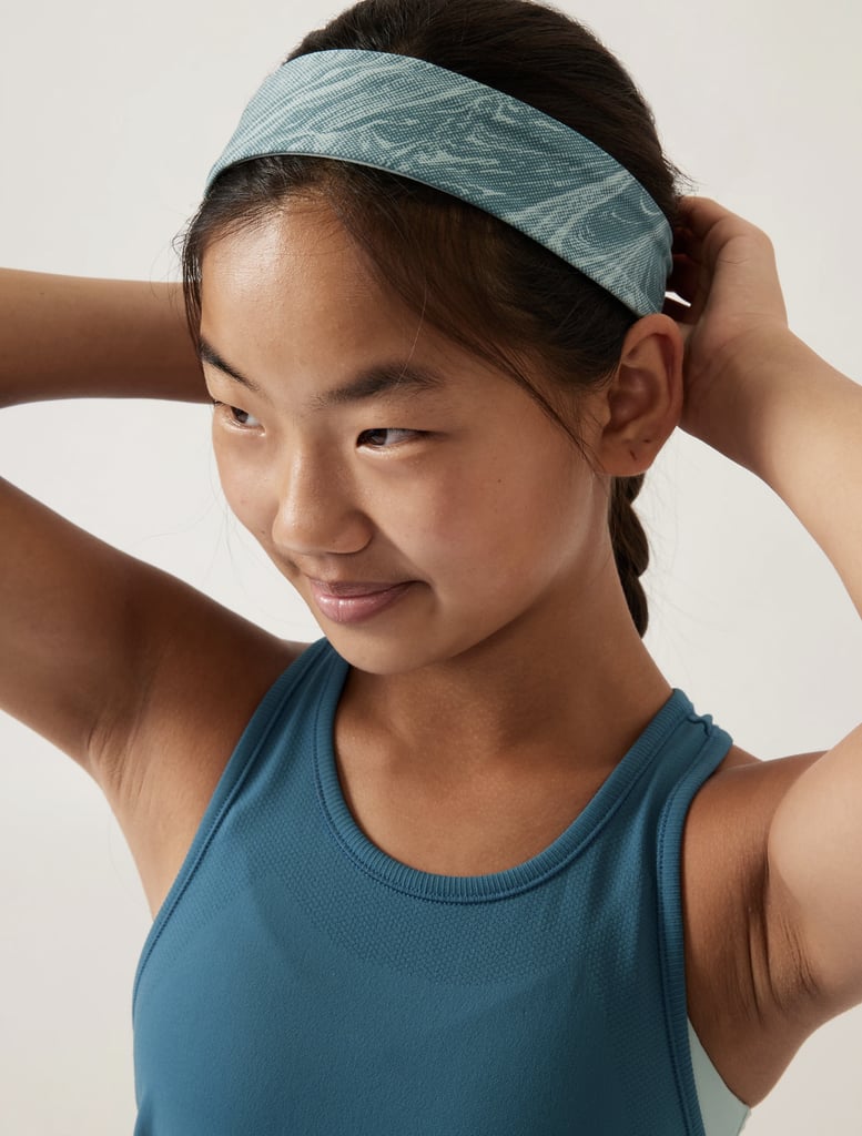 一个附件为10岁的礼物:Athleta女孩宇宙头巾
