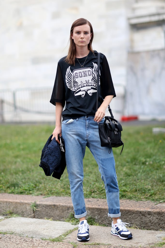 Loose-fitting jeans and sneakers: the perfect normcore outfit.
