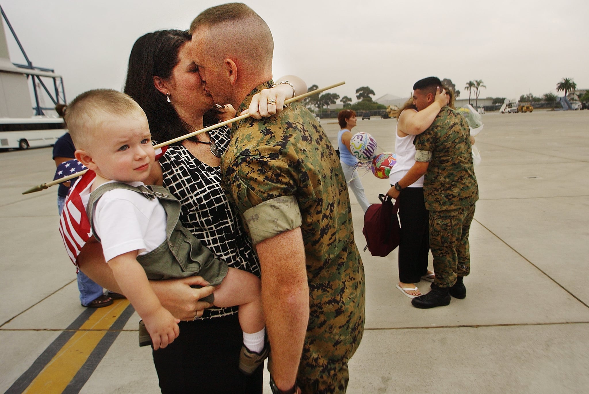 Soldier Homecoming Kissing Pictures photo