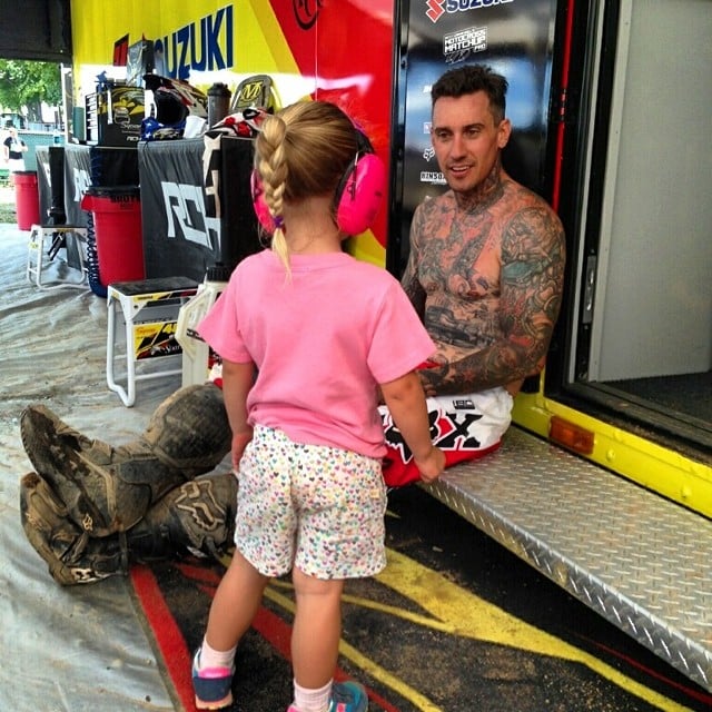 Willow Hart joined her dad, Carey, on his tour over the holiday.
Source: Instagram user hartluck