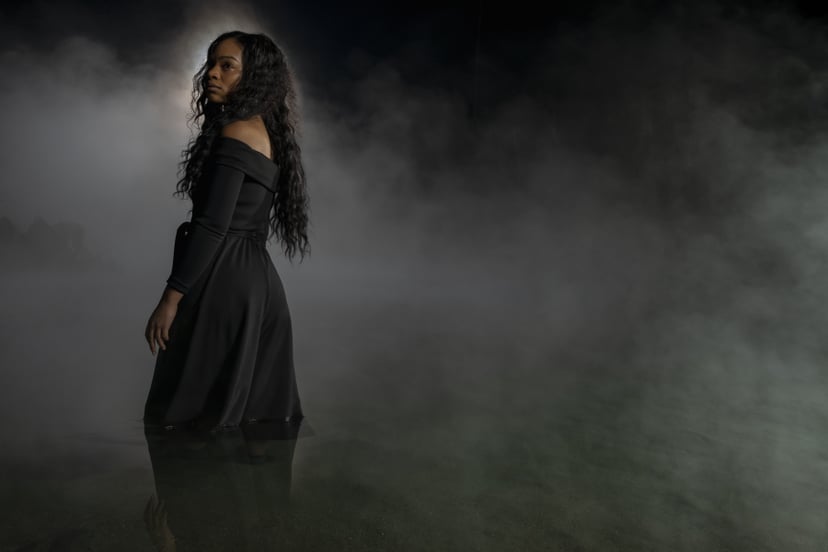 THE HAUNTING OF BLY MANOR (L to R) TAHIRAH SHARIF as REBECCA JESSEL in THE HAUNTING OF BLY MANOR Cr. EIKE SCHROTER/NETFLIX  2020