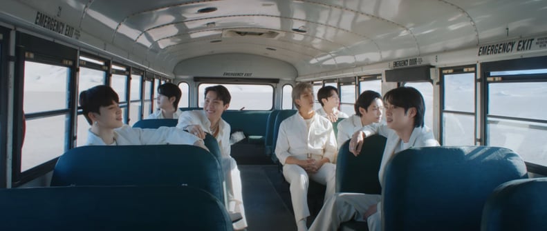 BTS的“尚未”音乐视频复活节彩蛋:BTS坐在一辆公共汽车