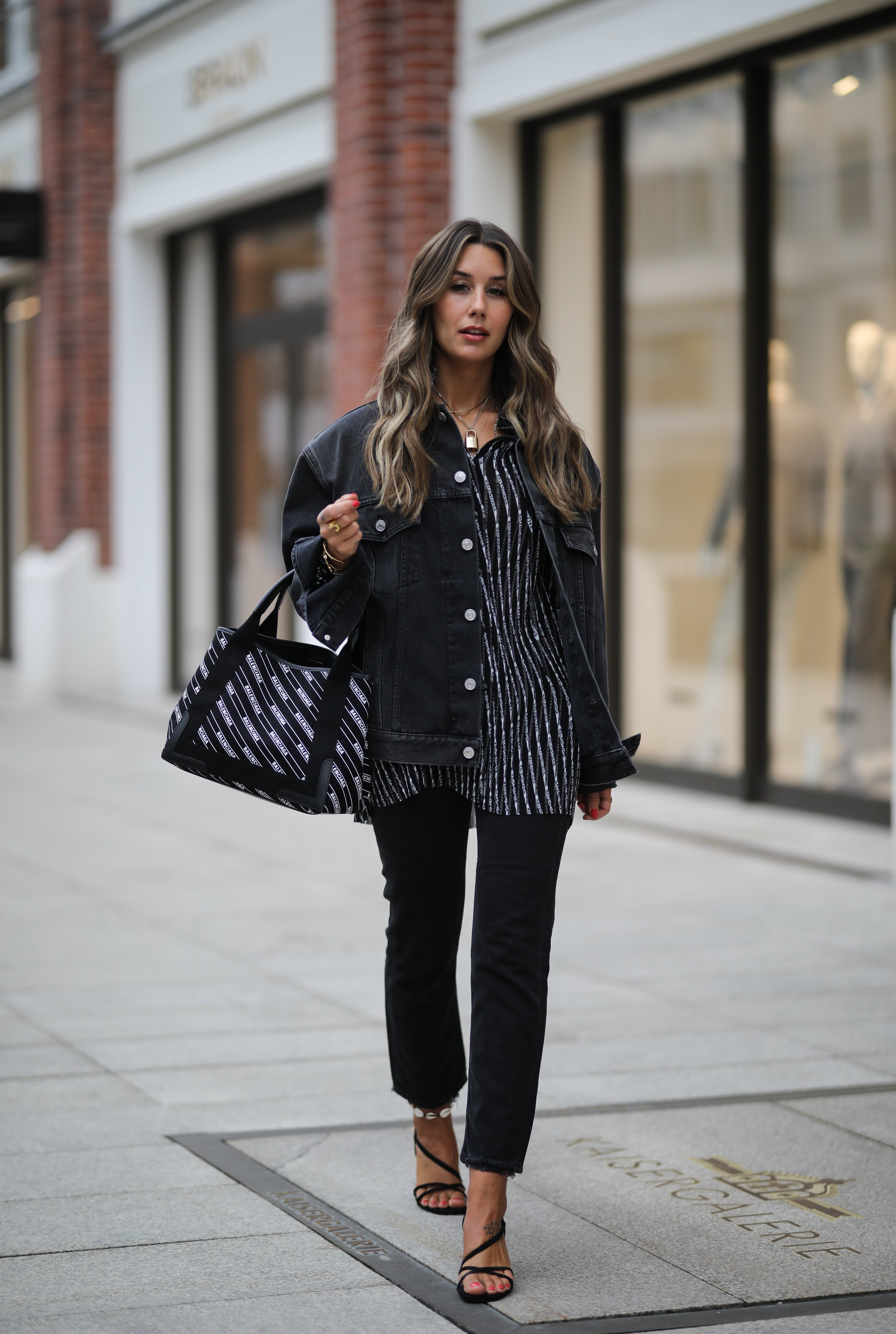 Outfit with black online sandals