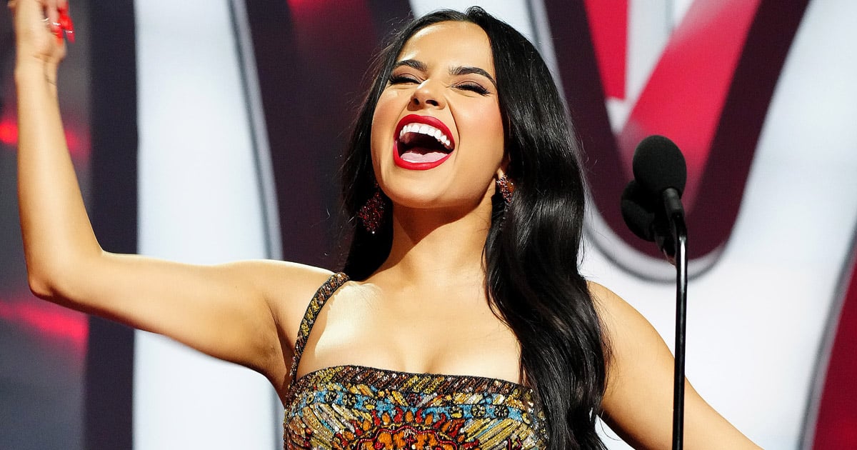 تحتفل Becky G بدموع من صنع قائمة Forbes '30 Under 30 ':' Mija ، We Did It '