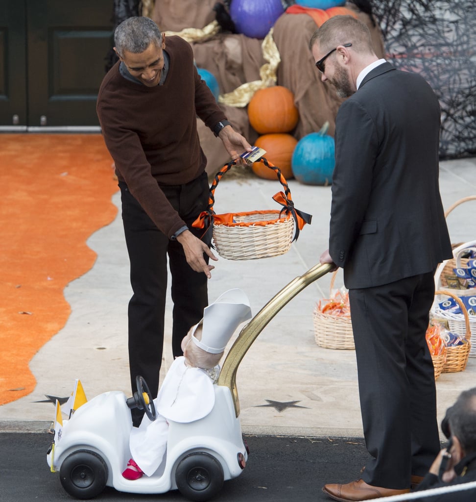 Obama Laughs at Baby Dressed as Pope and Gives Him Top Prize